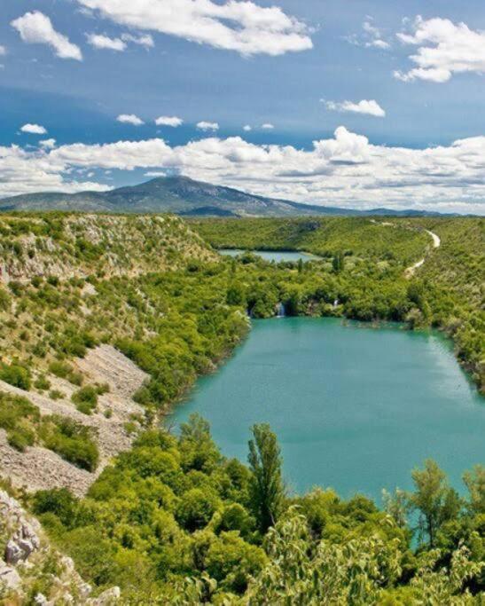 Bedroom For 1, In 100 Y Old Dalmatian House, Under Mountain, 14 Km To Np Krka, 35 Mins Drive To Beach Razvode Екстер'єр фото