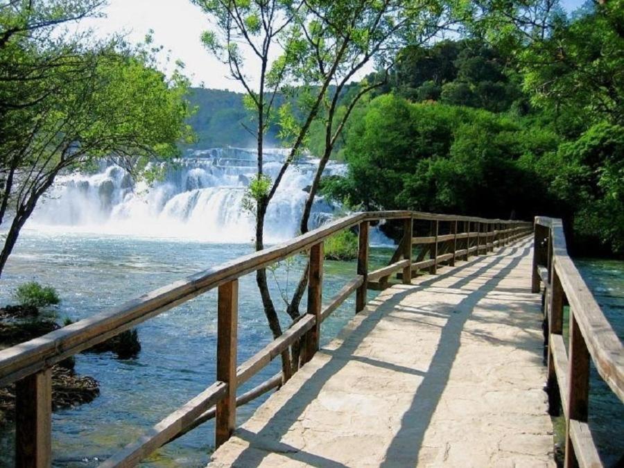 Bedroom For 1, In 100 Y Old Dalmatian House, Under Mountain, 14 Km To Np Krka, 35 Mins Drive To Beach Razvode Екстер'єр фото